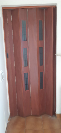 PUERTA PLEGADIZA SIMIL MADERA MEDIA LUZ. whatsapp_image_2025-10-03_at_11_50_46_1